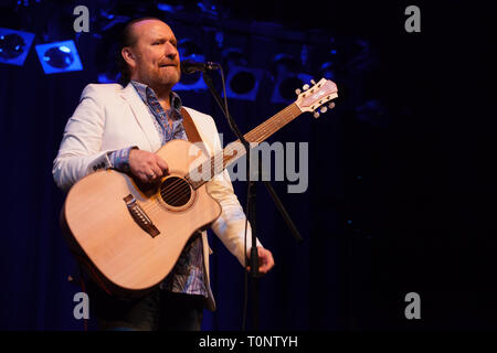 Colin Hay, Australian cantante e cantautore e ex cantante della band australiana degli uomini al lavoro esegue solo nel 2011. Foto Stock