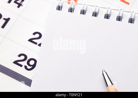 Il concetto di business. Blocco note, calendario e penna a sfera. Foto Stock