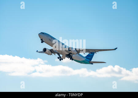 OSAKA, Giappone - GEN. 4, 2019: Garuda Indonesia Airbus A330-300 decollo dall'Aeroporto Internazionale Kansai di Osaka in Giappone. Foto Stock