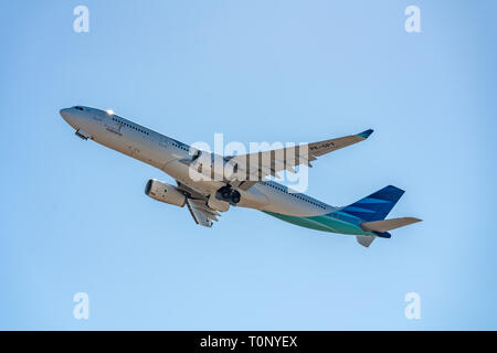 OSAKA, Giappone - GEN. 4, 2019: Garuda Indonesia Airbus A330-300 decollo dall'Aeroporto Internazionale Kansai di Osaka in Giappone. Foto Stock