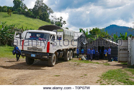 Un "alone fiducia" de-mining team prendere una pausa al campo base prima di partire per un'altra missione per eliminare le mine terrestri e UXB's. Pailin, Cambogia. 01-12-2018 Foto Stock