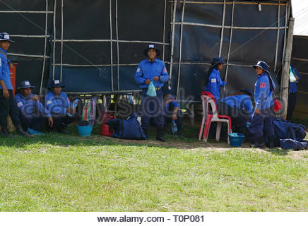 Pailin Provincia, in Cambogia. 01-12-2018. Un "alone fiducia" de-mining team prendere una pausa in un campo base prima di partire per un'altra missione per eliminare le mine terrestri antiuomo Foto Stock