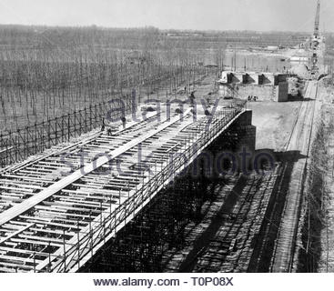 Ponte sul fiume Po in costruzione, 1958 Foto Stock