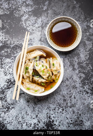 Gnocchi di asiatici nel recipiente Foto Stock