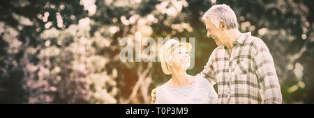 Coppia senior in piedi in cortile Foto Stock