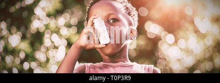 Boy utilizzando un asma inalatore Foto Stock