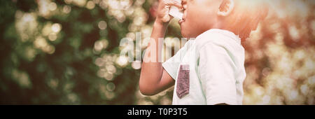 Boy utilizzando un inalatore per asmatici Foto Stock