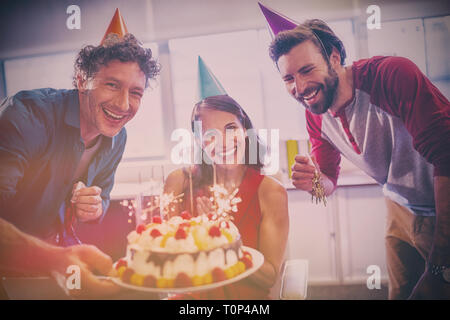 I colleghi che celebra un compleanno Foto Stock