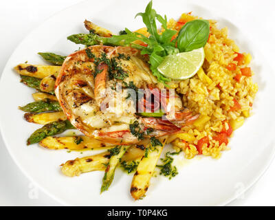 Grigliata di gamberi King - gamberi tigre con il riso e gli asparagi su sfondo bianco Foto Stock