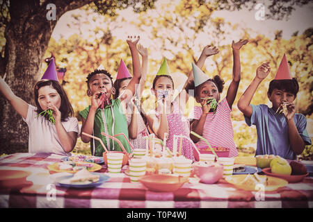 Carino bambini divertirsi durante una festa di compleanno Foto Stock