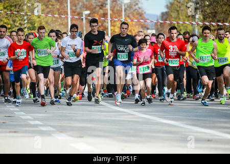 Zagabria, Croazia - 11 Novembre 2018 : una vista frontale di persone in esecuzione al 32. Ivan Starek mezza maratona evento presso il lago Jarun a Zagabria in Croazia. Foto Stock