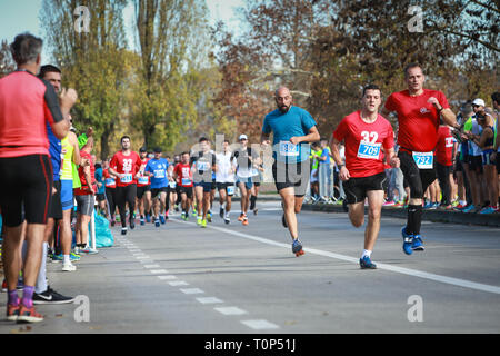 Zagabria, Croazia - 11 Novembre 2018 : una vista frontale di persone in esecuzione al 32. Ivan Starek mezza maratona evento presso il lago Jarun a Zagabria in Croazia. Foto Stock