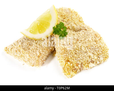 Pollack crudo di pesce in breadcrumb rivestimento su sfondo bianco Foto Stock