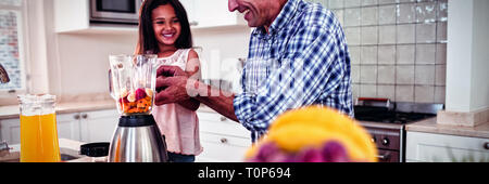 Padre e figlia preparare frullati in cucina Foto Stock