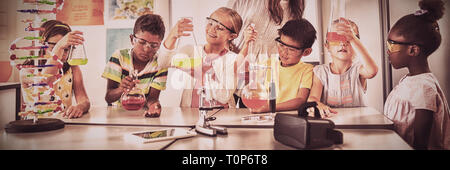 Bambini sorridenti fare scienza progetto Foto Stock