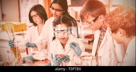 Attenti a scuola i bambini a fare un esperimento di chimica in laboratorio Foto Stock