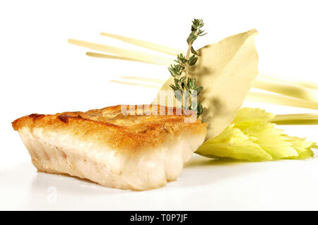 Grigliata di Sander - Pikeperch su asparagi su sfondo bianco Foto Stock