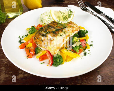 Sander di filetto con verdure - Pikeperch Foto Stock