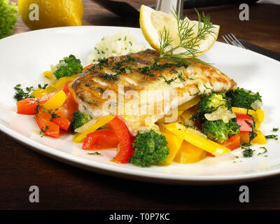 Sander di filetto con verdure - Pikeperch Foto Stock