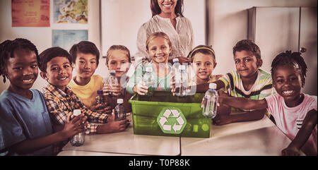 Ritratto di studenti e insegnanti il riciclaggio Foto Stock