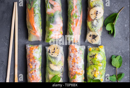 Assortiti fresca involtini primavera Foto Stock