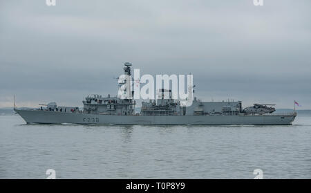 Royal Navy warship HMS Northumberland, un tipo 23 anti sommergibile fregata si discosta di Portsmouth, Regno Unito con un avviato Merlin HM2 elicottero sul 21/3/19. Foto Stock