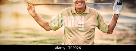 Ritratto di sorridente golfista matura portante golf club Foto Stock