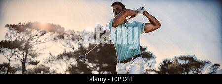 Per tutta la lunghezza della bella golfista uomo prendendo shot Foto Stock