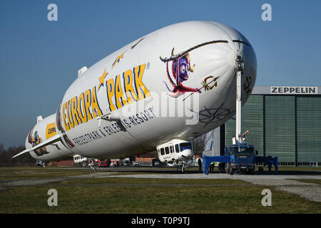 Friedrichshafen, Germania. Xxi Mar, 2019. Due dirigibili NT (nuova tecnologia) sarà pronta per il decollo accanto all'hangar Zeppelin all'inizio della stagione. Credito: Felix Kästle/dpa/Alamy Live News Foto Stock