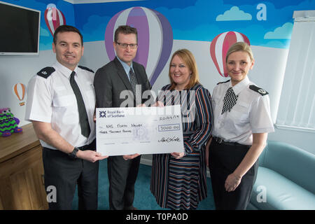 Larbert, Falkirk, Regno Unito. Il 21 marzo 2019. Nella foto: (sinistra - destra) Mark Lundie - il sovrintendente di polizia Scozia; Andrew Murray - Direttore medico per il NHS Forth Valley; Hazel Somerville - genere basato violenza piombo e Responsabile del Centro; Gillian MacDonald - Assistant CHIEF CONSTABLE. Credito: Colin Fisher/Alamy Live News Foto Stock