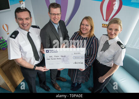 Larbert, Falkirk, Regno Unito. Il 21 marzo 2019. Nella foto: (sinistra - destra) Mark Lundie - il sovrintendente di polizia Scozia; Andrew Murray - Direttore medico per il NHS Forth Valley; Hazel Somerville - genere basato violenza piombo e Responsabile del Centro; Gillian MacDonald - Assistant CHIEF CONSTABLE. Credito: Colin Fisher/Alamy Live News Foto Stock