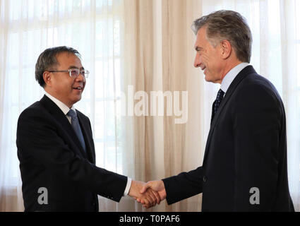 (190321) -- BUENOS AIRES, 21 marzo 2019 (Xinhua) -- Chinese Vice premier Hu Chunhua (L) si incontra con il presidente argentino Mauricio Macri a Buenos Aires, Argentina, il 20 marzo 2019. (Xinhua/Li Ming) Foto Stock