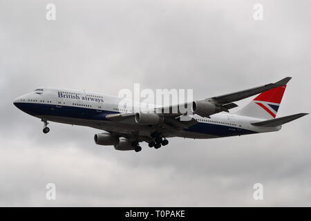 Londra, Regno Unito. Xxi Mar, 2019. La British Airways Boeing 747 G-il CIVB arriva da officina a Dublino nel suo dipinta di fresco look rétro Negus schema colore. Credito: Uwe Deffner/Alamy Live News Foto Stock
