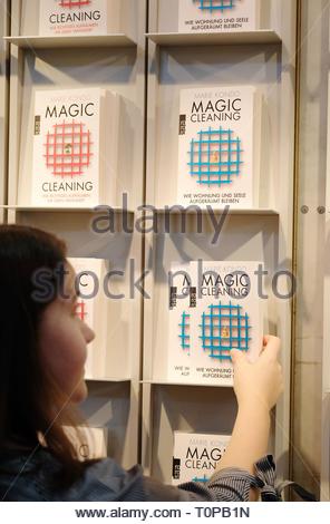 Leipzig, Germania. Xxi Mar, 2019. Un dipendente di Rowohltverlag è in piedi di fronte a Marie Kondo's Guide presso il suo stand. Credito: Sebastian Willnow/dpa-Zentralbild/dpa/Alamy Live News Foto Stock