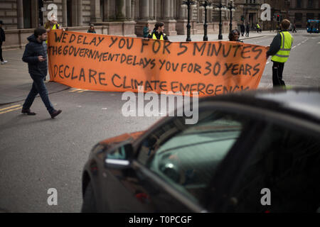 Glasgow, Regno Unito. Xxi Mar, 2019. Un 'Onda Blu' dimostrazione, pittura blu piedi stampe su George Square e bloccando la strada, in via di estinzione della ribellione Scozia clima i manifestanti, che chiedono che il consiglio comunale di dichiarare un'emergenza climatica e per accrescere la consapevolezza che i livelli del mare e della città di Fiume Clyde i livelli dell'acqua sono in aumento. In Glasgow, Scozia, 21 marzo 2019. Byline Photo credit: jeremy sutton-hibbert/Alamy Live News Foto Stock