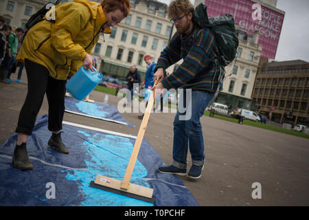 Glasgow, Regno Unito. Xxi Mar, 2019. Un 'Onda Blu' dimostrazione, pittura blu piedi stampe su George Square e bloccando la strada, in via di estinzione della ribellione Scozia clima i manifestanti, che chiedono che il consiglio comunale di dichiarare un'emergenza climatica e per accrescere la consapevolezza che i livelli del mare e della città di Fiume Clyde i livelli dell'acqua sono in aumento. In Glasgow, Scozia, 21 marzo 2019. Byline Photo credit: jeremy sutton-hibbert/Alamy Live News Foto Stock