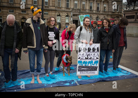 Glasgow, Regno Unito. Xxi Mar, 2019. Un 'Onda Blu' dimostrazione, pittura blu piedi stampe su George Square e bloccando la strada, in via di estinzione della ribellione Scozia clima i manifestanti, che chiedono che il consiglio comunale di dichiarare un'emergenza climatica e per accrescere la consapevolezza che i livelli del mare e della città di Fiume Clyde i livelli dell'acqua sono in aumento. In Glasgow, Scozia, 21 marzo 2019. Byline Photo credit: jeremy sutton-hibbert/Alamy Live News Foto Stock