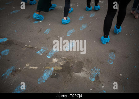 Glasgow, Regno Unito. Xxi Mar, 2019. Un 'Onda Blu' dimostrazione, pittura blu piedi stampe su George Square e bloccando la strada, in via di estinzione della ribellione Scozia clima i manifestanti, che chiedono che il consiglio comunale di dichiarare un'emergenza climatica e per accrescere la consapevolezza che i livelli del mare e della città di Fiume Clyde i livelli dell'acqua sono in aumento. In Glasgow, Scozia, 21 marzo 2019. Byline Photo credit: jeremy sutton-hibbert/Alamy Live News Foto Stock