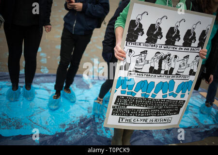 Glasgow, Regno Unito. Xxi Mar, 2019. Un 'Onda Blu' dimostrazione, pittura blu piedi stampe su George Square e bloccando la strada, in via di estinzione della ribellione Scozia clima i manifestanti, che chiedono che il consiglio comunale di dichiarare un'emergenza climatica e per accrescere la consapevolezza che i livelli del mare e della città di Fiume Clyde i livelli dell'acqua sono in aumento. In Glasgow, Scozia, 21 marzo 2019. Byline Photo credit: jeremy sutton-hibbert/Alamy Live News Foto Stock