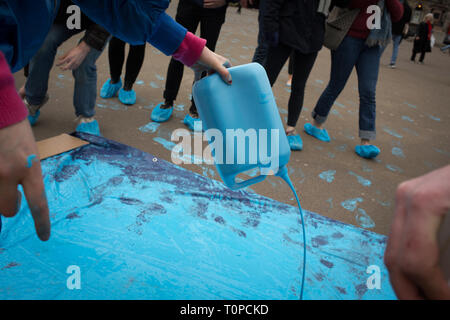 Glasgow, Regno Unito. Xxi Mar, 2019. Un 'Onda Blu' dimostrazione, pittura blu piedi stampe su George Square e bloccando la strada, in via di estinzione della ribellione Scozia clima i manifestanti, che chiedono che il consiglio comunale di dichiarare un'emergenza climatica e per accrescere la consapevolezza che i livelli del mare e della città di Fiume Clyde i livelli dell'acqua sono in aumento. In Glasgow, Scozia, 21 marzo 2019. Byline Photo credit: jeremy sutton-hibbert/Alamy Live News Foto Stock