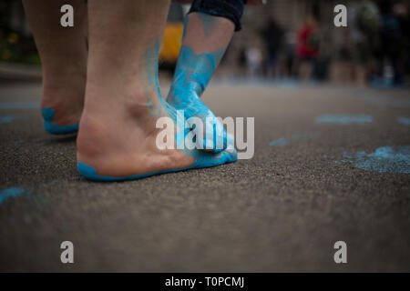 Glasgow, Regno Unito. Xxi Mar, 2019. Un 'Onda Blu' dimostrazione, pittura blu piedi stampe su George Square e bloccando la strada, in via di estinzione della ribellione Scozia clima i manifestanti, che chiedono che il consiglio comunale di dichiarare un'emergenza climatica e per accrescere la consapevolezza che i livelli del mare e della città di Fiume Clyde i livelli dell'acqua sono in aumento. In Glasgow, Scozia, 21 marzo 2019. Byline Photo credit: jeremy sutton-hibbert/Alamy Live News Foto Stock