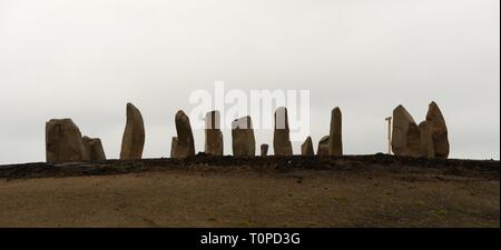 Sighthill, Glasgow, Scotland, Regno Unito. Xxi Mar, 2019. Regno Unito Meteo. Un cielo grigio è stato lo sfondo per il nuovo re-eretto pietre in piedi in Sighthill. Un mite, ancora e nuvoloso giorno con temperature intorno ai 12 gradi centigradi per il primo giorno dopo l'equinozio di primavera. Credito: Carr Douglas/Alamy Live News Foto Stock