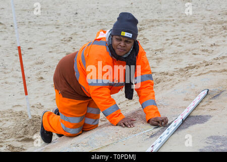 Bournemouth Dorset, Regno Unito. Xxi Mar, 2019. Ci sono un sacco di attività su e intorno alla spiaggia, come gli studenti di Università di East London effettuare misurazioni ingegneristiche del campo di lavoro del corso, come parte dei loro studi per un campo obbligatorio corso in terra e Misurazioni ingegneristiche. Credito: Carolyn Jenkins/Alamy Live News Foto Stock