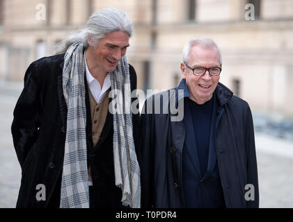 21 marzo 2019, a Berlino: architetto britannico David Chipperfield (r) e il suo collega, architetto Alexander Schwarz, si recherà in visita in James Simon Gallery, progettato da Chipperfield, nel cortile dell'edificio. A partire dalla prossima estate, la galleria sarà il gateway per l'Isola dei Musei di Berlino. Foto: Monika Skolimowska/dpa-Zentralbild/dpa Foto Stock