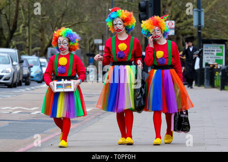 Stamford Hill, a nord di Londra, UK 21 Mar 2019 - ortodossa bambini ebrei in fancy dress celebra la festa di Purim nelle strade di Stamford Hill nel nord di Londra. Purim è uno dei più divertenti vacanze ebraiche. Essa commemora il tempo quando il popolo ebraico vive in Persia furono salvati dal massacro da Haman. È consuetudine di tenere il carnevale-come le celebrazioni del Purim e per gruppi di uomini di andare in giro visitando local gli uomini ricchi, per raccogliere per la loro carità. Credito: Dinendra Haria/Alamy Live News Foto Stock