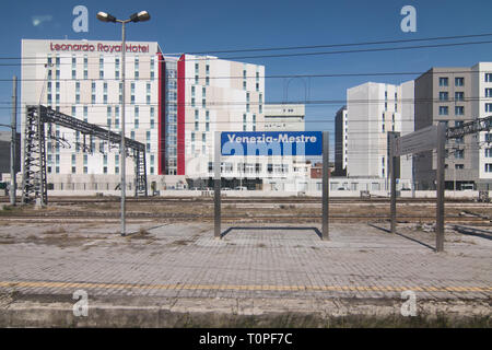 Venezia, Italia. Xxi Mar, 2019. Il nuovo ostelli vicino alla stazione ferroviaria di Mestre sono visto il 21 marzo 2019, a Venezia in Italia. Alberghi a Venezia, specialmente da 3 stelle a 4, stanno facendo grandi sconti per il fine settimana a causa della AirBnb appartamento in città e a causa dei nuovi hotel e ostelli della città terrestre, Mestre e soprattutto in Via Piave di fronte la stazione ferroviaria, 15 minuti lontano da Venezia in autobus o in treno. Credito: Simone Padovani/risveglio/Alamy Live News Foto Stock