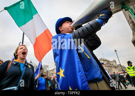 Westminster, Londra, Regno Unito, 21 Mar 2019.Steve Bray con il suo megafono alle porte per il Parlamento. Anti-Brexit manifestanti intorno SODEM (Stand di Defiance Movimento Europeo) fondatore Steve Bray ottenere insieme al di fuori della sede del Parlamento per il loro quotidiano 'Stop Brexit' gridare alle porte. Il gridare fuori ogni sera è diventata una routine negli ultimi quasi 2 anni, come essi provocatoriamente far sentire la loro voce. Credito: Imageplotter/Alamy Live News Foto Stock