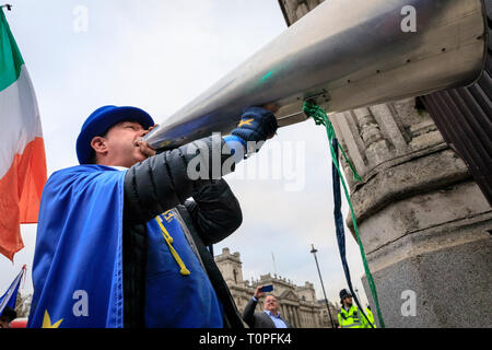 Westminster, Londra, Regno Unito, 21 Mar 2019.Steve Bray con il suo megafono alle porte per il Parlamento. Anti-Brexit manifestanti intorno SODEM (Stand di Defiance Movimento Europeo) fondatore Steve Bray ottenere insieme al di fuori della sede del Parlamento per il loro quotidiano 'Stop Brexit' gridare alle porte. Il gridare fuori ogni sera è diventata una routine negli ultimi quasi 2 anni, come essi provocatoriamente far sentire la loro voce. Credito: Imageplotter/Alamy Live News Foto Stock