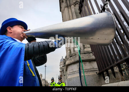 Westminster, Londra, Regno Unito, 21 Mar 2019.Steve Bray con il suo megafono alle porte per il Parlamento. Anti-Brexit manifestanti intorno SODEM (Stand di Defiance Movimento Europeo) fondatore Steve Bray ottenere insieme al di fuori della sede del Parlamento per il loro quotidiano 'Stop Brexit' gridare alle porte. Il gridare fuori ogni sera è diventata una routine negli ultimi quasi 2 anni, come essi provocatoriamente far sentire la loro voce. Credito: Imageplotter/Alamy Live News Foto Stock