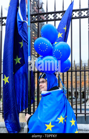 Westminster, Londra, Regno Unito, 21 Mar 2019. Anti-Brexit manifestanti intorno SODEM (Stand di Defiance Movimento Europeo) fondatore Steve Bray ottenere insieme al di fuori della sede del Parlamento per il loro quotidiano 'Stop Brexit' gridare alle porte. Il gridare fuori ogni sera è diventata una routine negli ultimi quasi 2 anni, come essi provocatoriamente far sentire la loro voce. Credito: Imageplotter/Alamy Live News Foto Stock